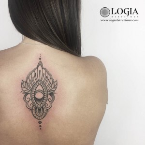 tatuaje-espalda-mandala-logiabarcelona-ana-godoy  